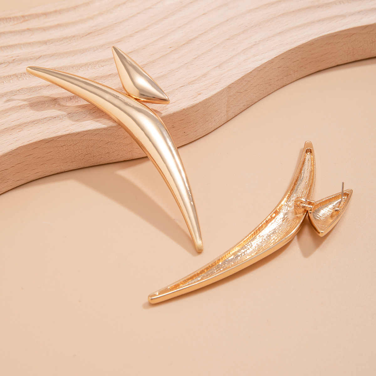 Viper Edge – Sculptural Gold Statement Earring