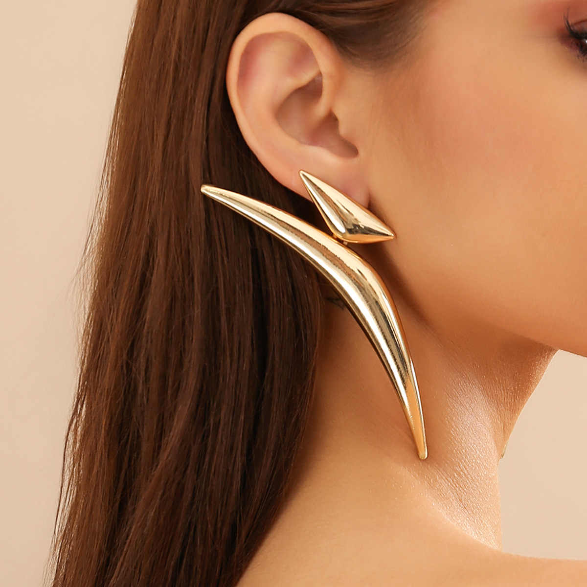 Viper Edge – Sculptural Gold Statement Earring